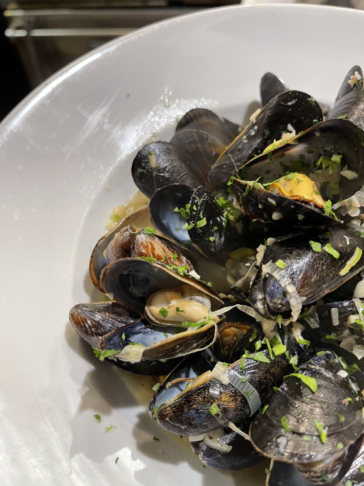Mussels in white wine and herbs
