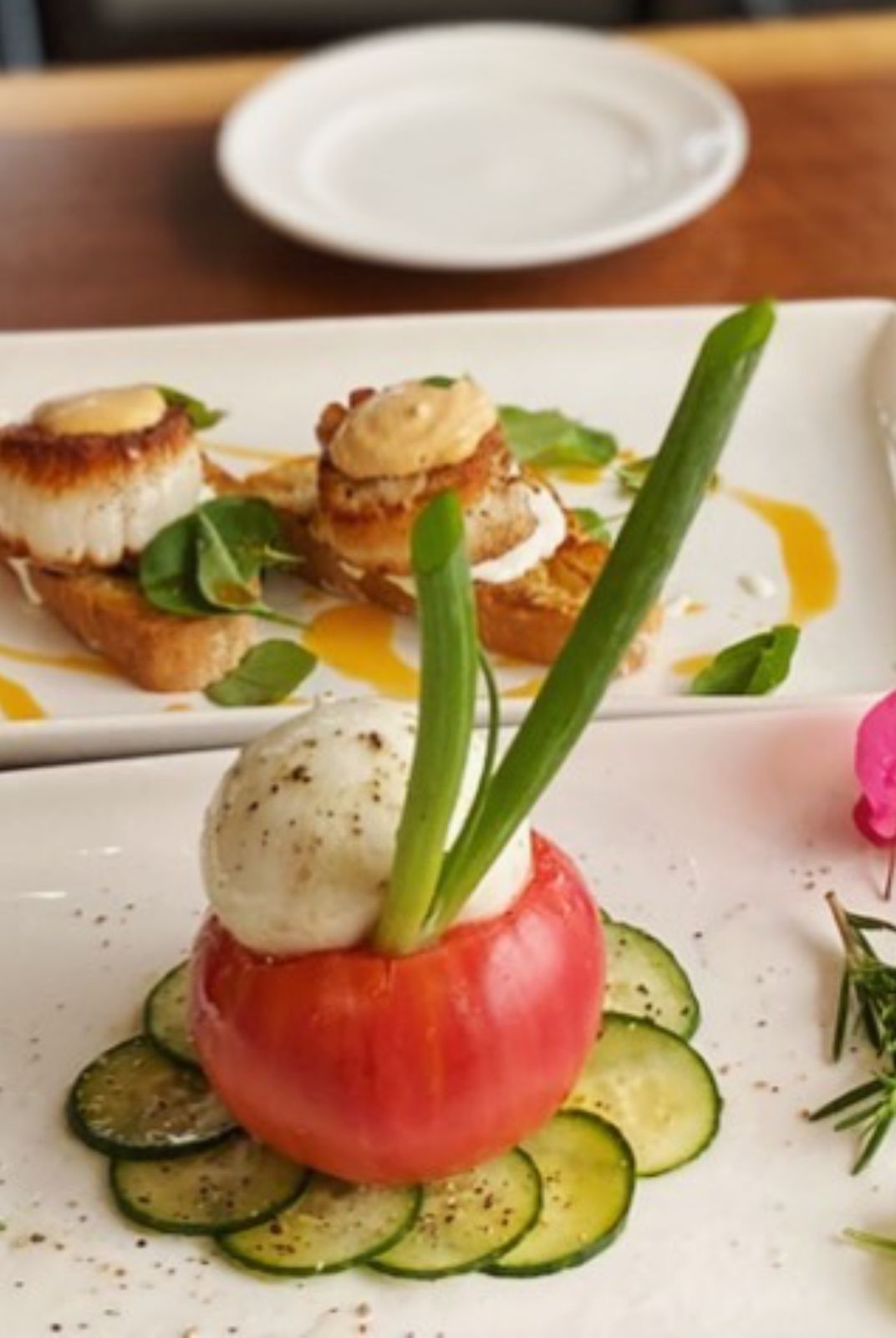 Tomato filled with burrata, with scallops